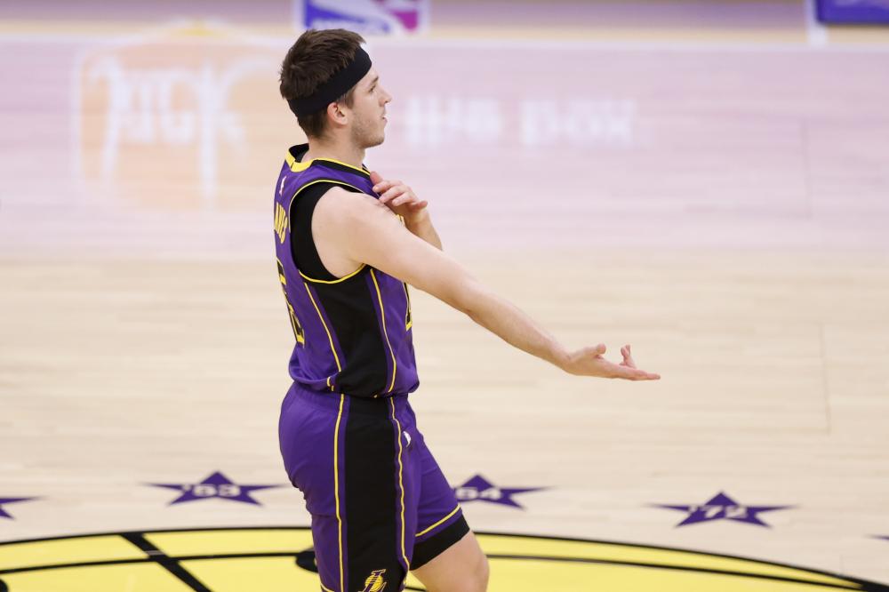 是足球场上 是足球场上